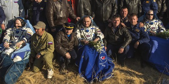 Tiga astronot Soyuz mendarat selamat ke Bumi