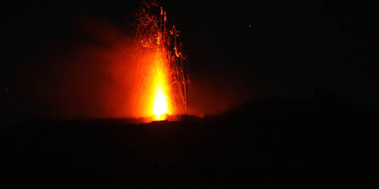 Letusan pijar & batu kerikil Gunung Slamet mengarah ke Brebes