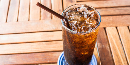 2 Alasan utama kenapa minum soda diet justru bisa bikin gemuk