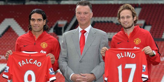 Radamel Falcao dan Daley Blind pamer jersey MU di Old Trafford