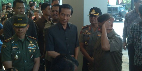 Untuk pertama kali, Jokowi pakai safari