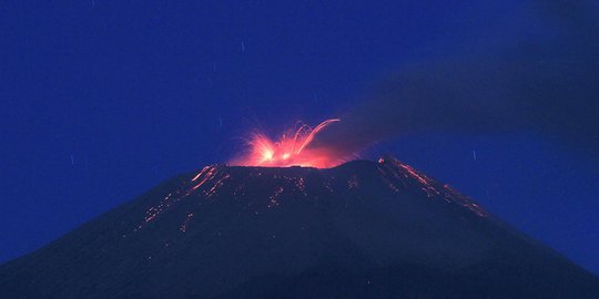 Penasaran, warga nekat ingin lihat lava pijar Gunung Slamet