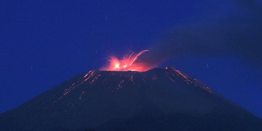 Memantau aktivitas Gunung Slamet yang terus muntahkan lava