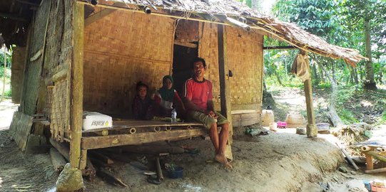 Miris, Sarman & keluarganya tinggal di bekas kandang kerbau