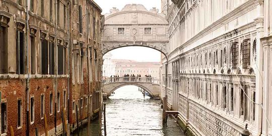  Jembatan di Venesia ini populer dipakai pasangan untuk 