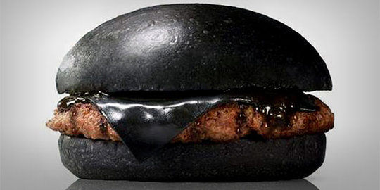 Mau coba burger serba hitam dari Jepang ini?