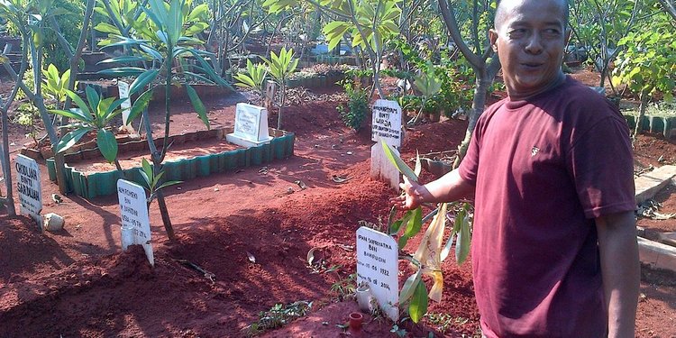 47 Gambar Hantu Pocong Di Kuburan Terbaru