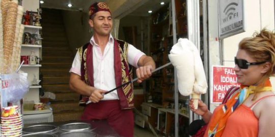 Dondurma, es krim ala Turki yang disajikan lewat atraksi