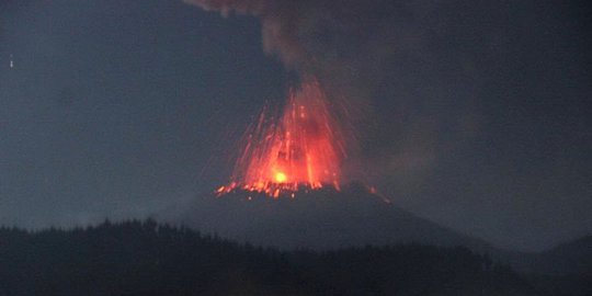 Melihat dahsyatnya lava pijar Gunung Slamet dari Tegal