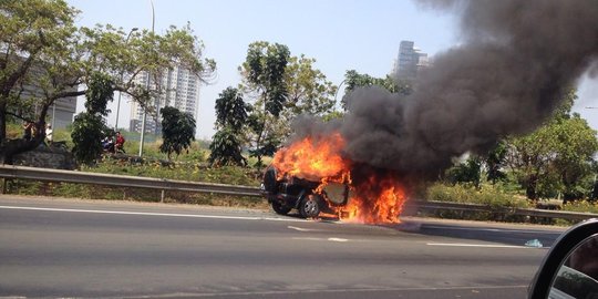 Honda CRV terbakar hebat di Tol Jakarta-Tangerang