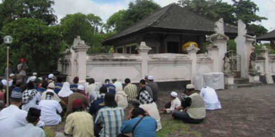 Menengok harmonisnya umat Hindu & Islam di Makam Raden Mas Sepuh