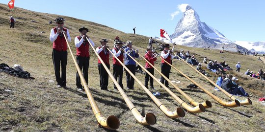 Uniknya alat musik Alphorn yang ramaikan Festival Gulat Alpen