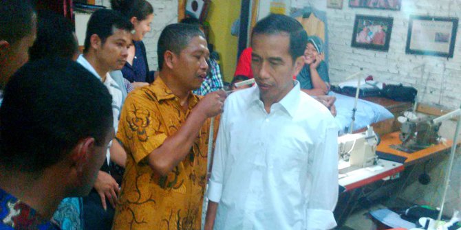 Berapa harga kemeja putih dan celana hitam Jokowi 