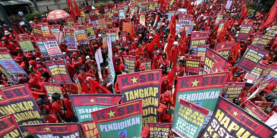 Aksi ribuan buruh turun ke jalan tuntut penghapusan outsourcing