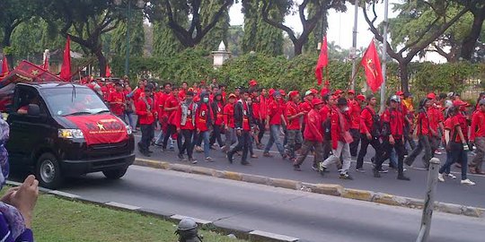 Bakar petasan depan istana, demo buruh dibubarkan