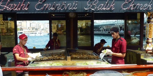 Balik ekmek, burger ikan makarel di Selat Bosphorus Turki