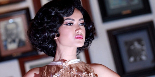 Julia Perez kenalkan kebaya hotculture, busana bangsawan seksi