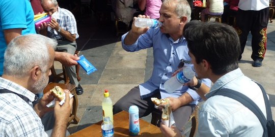 Balik ekmek, makan roti ikan khas Selat Bosphorus Turki