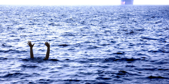 Longboat di Maluku kandas dihantam ombak, 14 tewas & 7 hilang