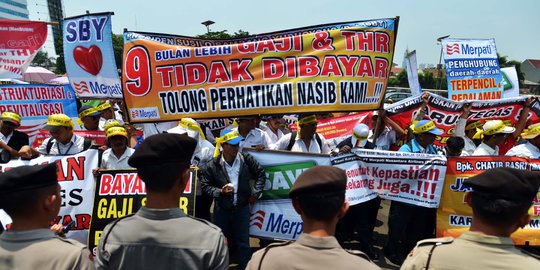 Tuntut THR dan gaji, karyawan Merpati demo di Gedung DPR