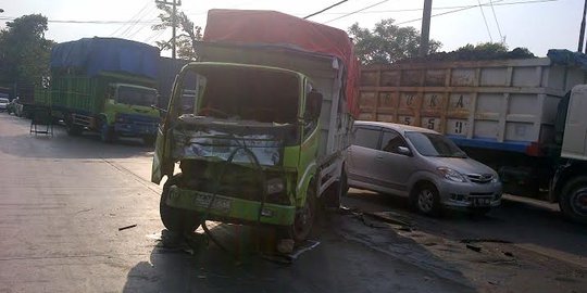 Dump truk vs truk tangki limbah, kaki sopir kejepit 1,5 jam