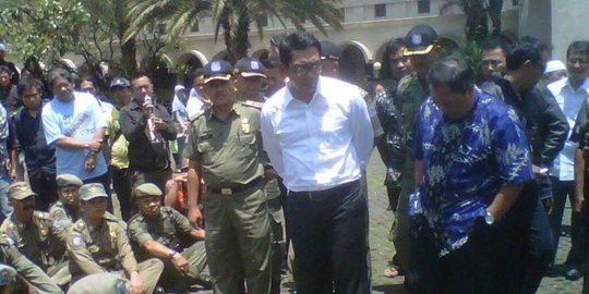 berkelahi pkl satpol pp dihukum emil rev3