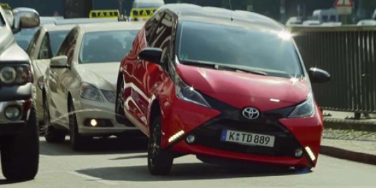 Iklan terkocak, Toyota Aygo beradegan \'pipis\'!