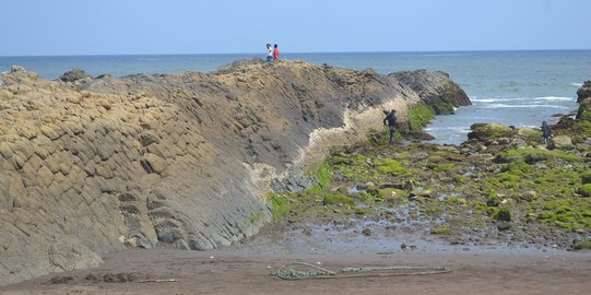 Watu Ulo, pesona pantai mistis di selatan Jember