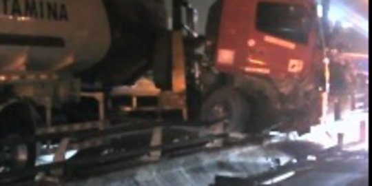 Sopir mengantuk, truk Pertamina terguling di Tol Kelapa Gading