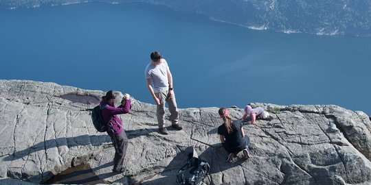 Bayi di Norwegia difoto merangkak di pinggir tebing curam