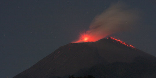 Lontaran batu pijar Slamet terbakar hutan di kaki gunung