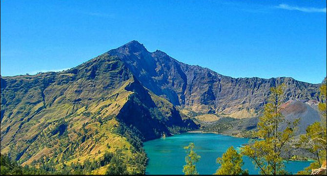 Danau Segara Anak Birunya Anak Laut di Gunung Rinjani 