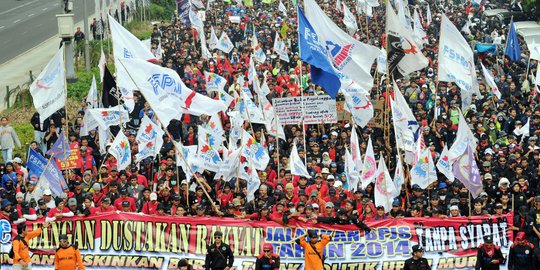 Buruh Jatim tuntut kenaikan gaji setara dengan gubernur