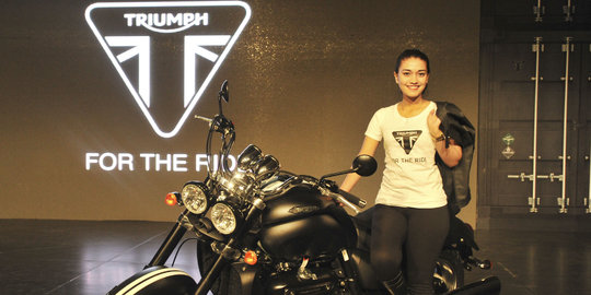 Model-model cantik hiasi peluncuran sepeda motor Triumph