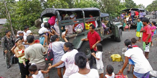 Takut Gunung Mayon meletus dahsyat, warga Filipina ngungsi