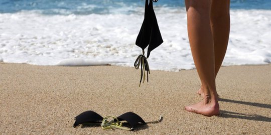10 Pantai telanjang paling populer di dunia