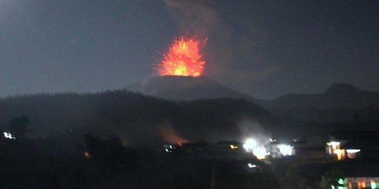 Mbah Rono sebut Slamet semburkan material abu, bukan pasir