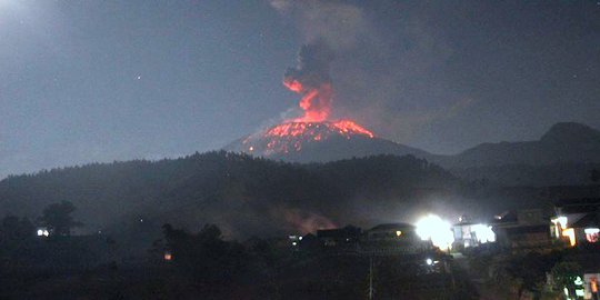 Setelah hujan pasir, letusan Gunung Slamet masih terus terjadi