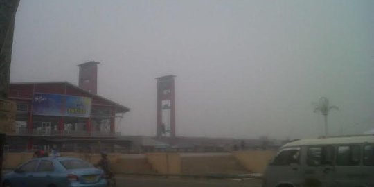 Di Palembang mendung bukan karena hujan, tapi karena asap
