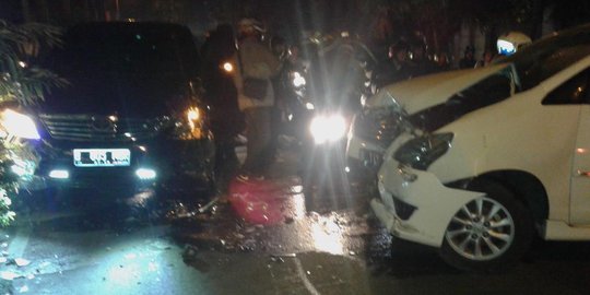2 Kijang Innova saling seruduk di Pondok Indah