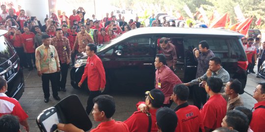 Satu Alphard, Jokowi-JK datang ke Rakernas IV PDIP di Semarang