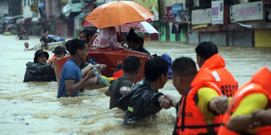 Evakuasi dramatis korban banjir Topan Fung-Wong di Filipina