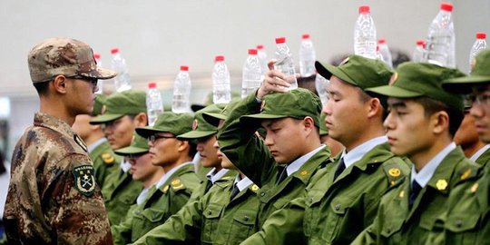 Taruh botol isi air di kepala, cara kadet di China latihan baris