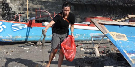 Turis cantik Polandia ini bantu bersihkan sampah di Teluk Manado