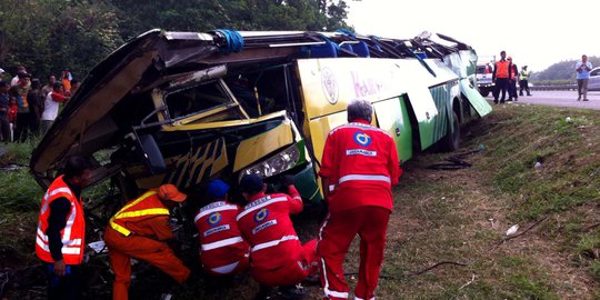 Evakuasi bus maut pasca kecelakaan beruntun di Tol Jagorawi