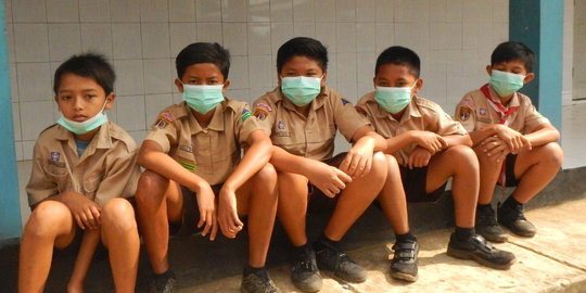 Wartawan Banyumas bagikan masker ke warga sekitar Gunung Slamet