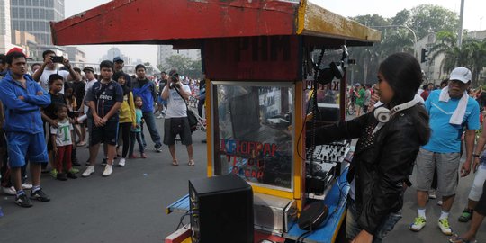 Kreatif, gerobak ketoprak ini disulap jadi tempat nge-DJ di HI