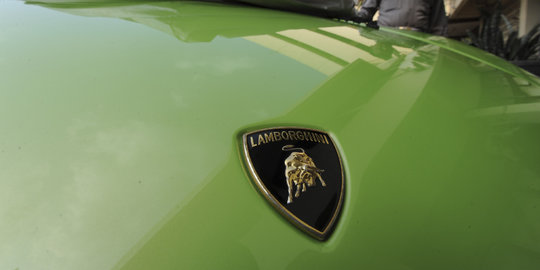 Lamborghini hijau hancur usai tabrak pembatas Tol Joglo Jakbar