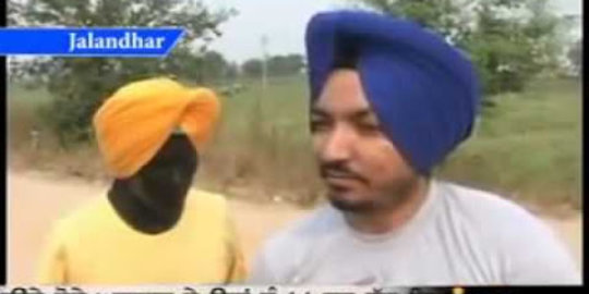 Video lelaki India pakai turban sambil kendarai motor