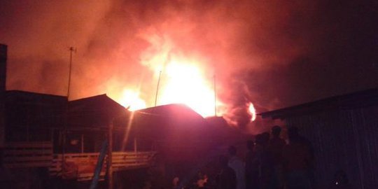 Gudang kayu di Kalibaru Tanjung Priok terbakar